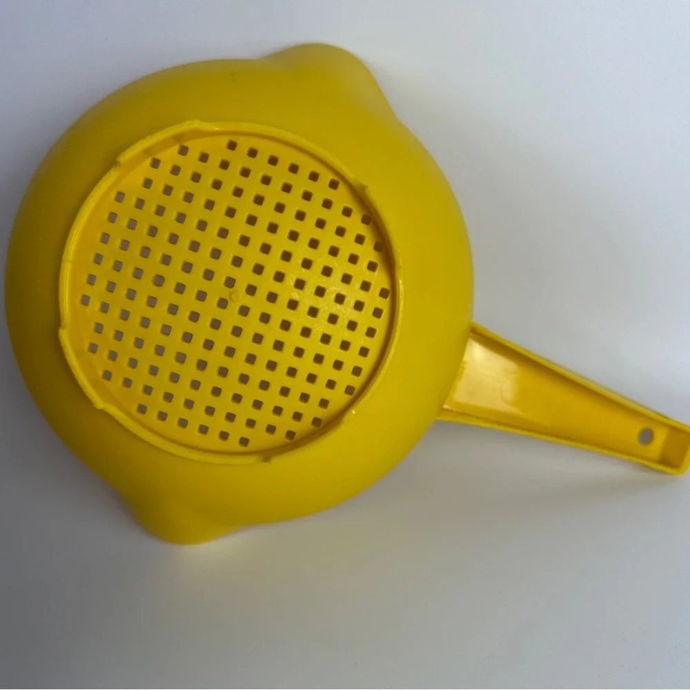 VTG Tupperware Yellow Small Handled Colander Strainer‎